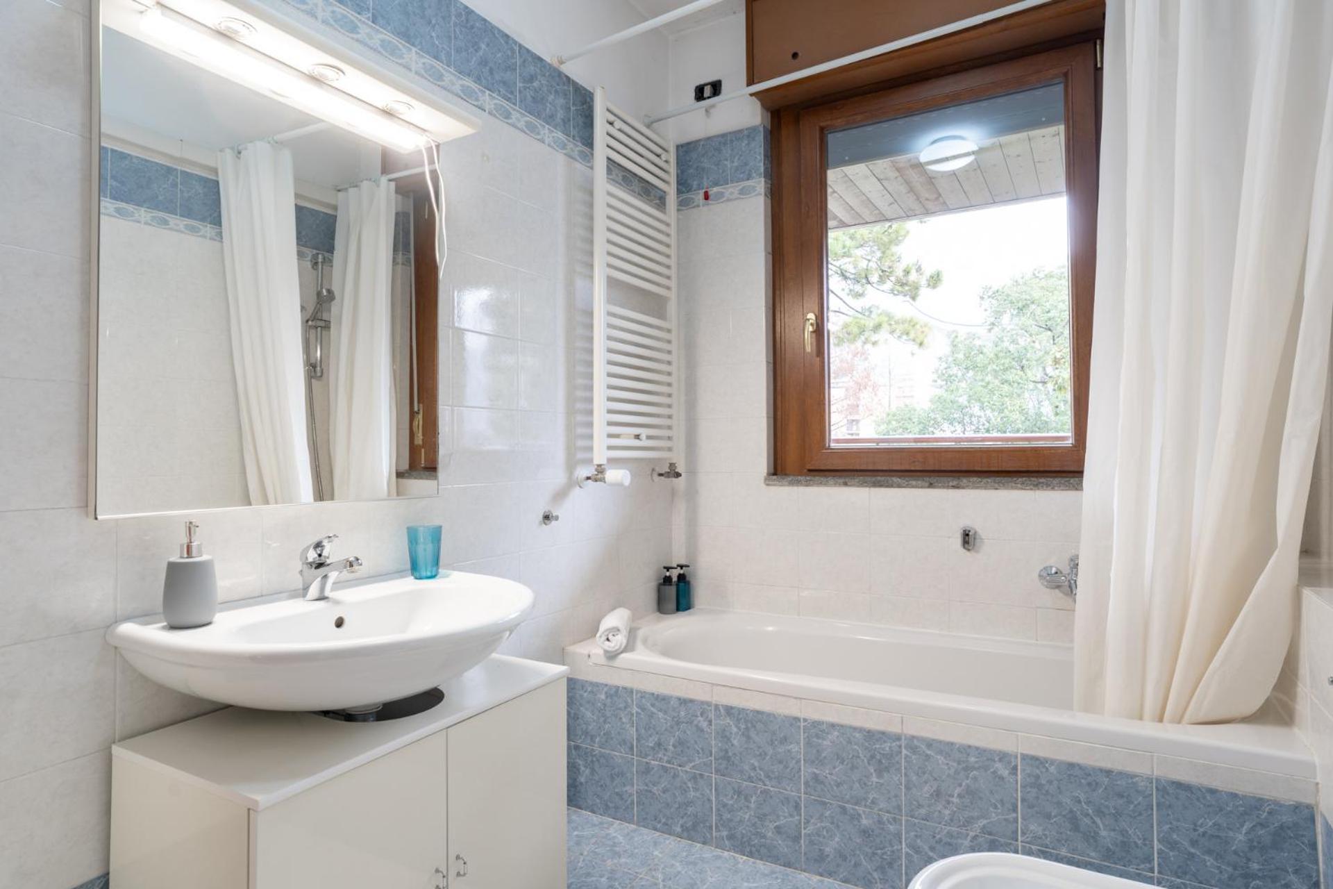 Spacious Bright Apartment Near City Center And Como Lake With Air Conditioning เลคโค ภายนอก รูปภาพ