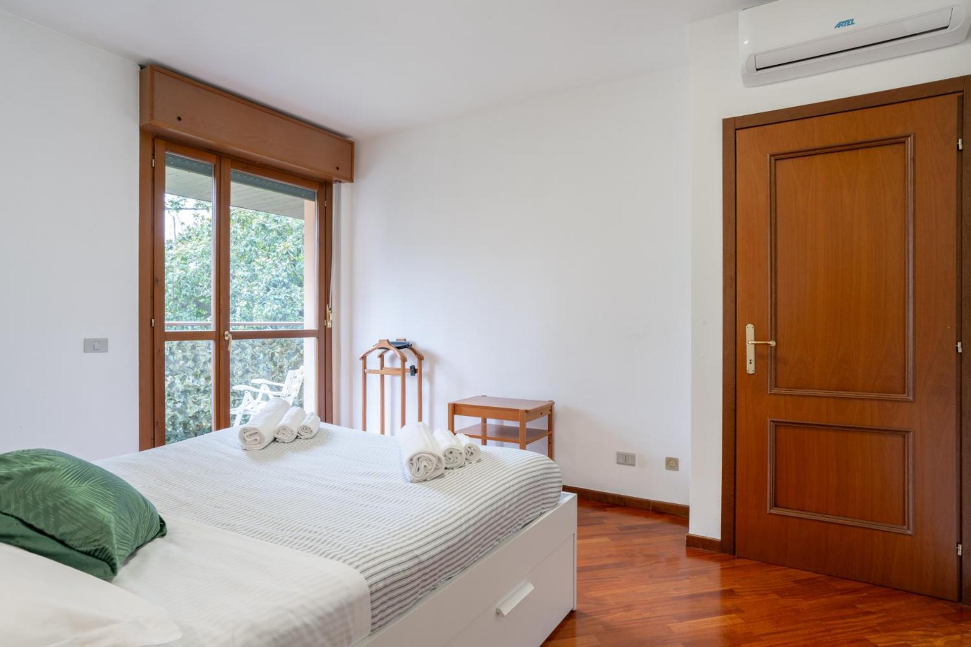 Spacious Bright Apartment Near City Center And Como Lake With Air Conditioning เลคโค ภายนอก รูปภาพ