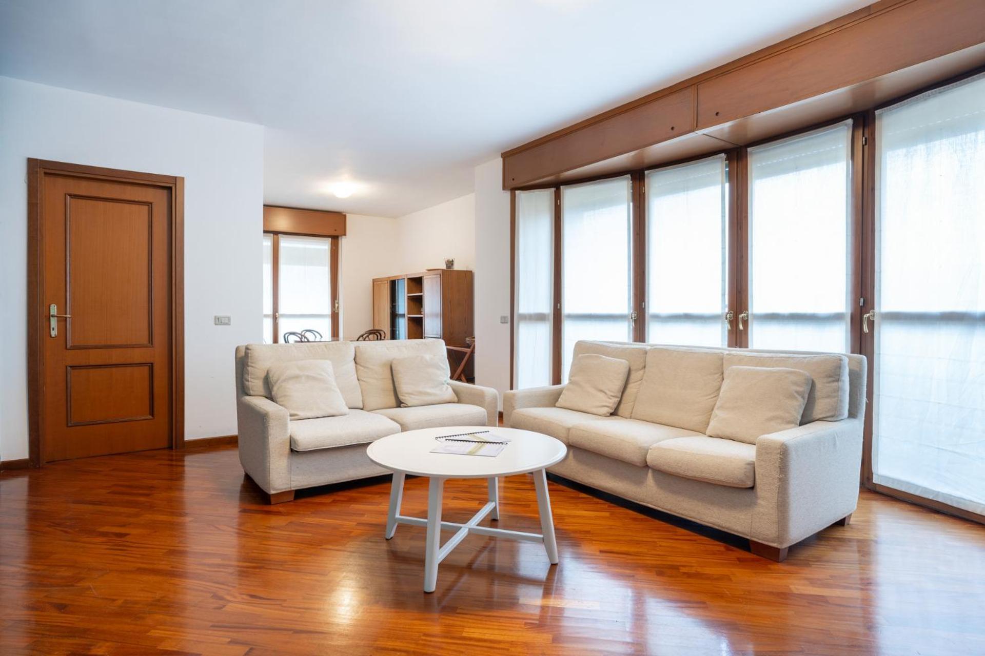 Spacious Bright Apartment Near City Center And Como Lake With Air Conditioning เลคโค ภายนอก รูปภาพ